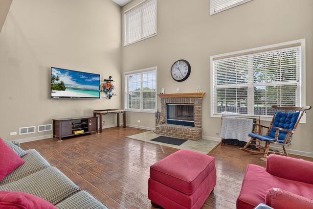 401 Lilac Lane, Elk Grove Village, IL 60007