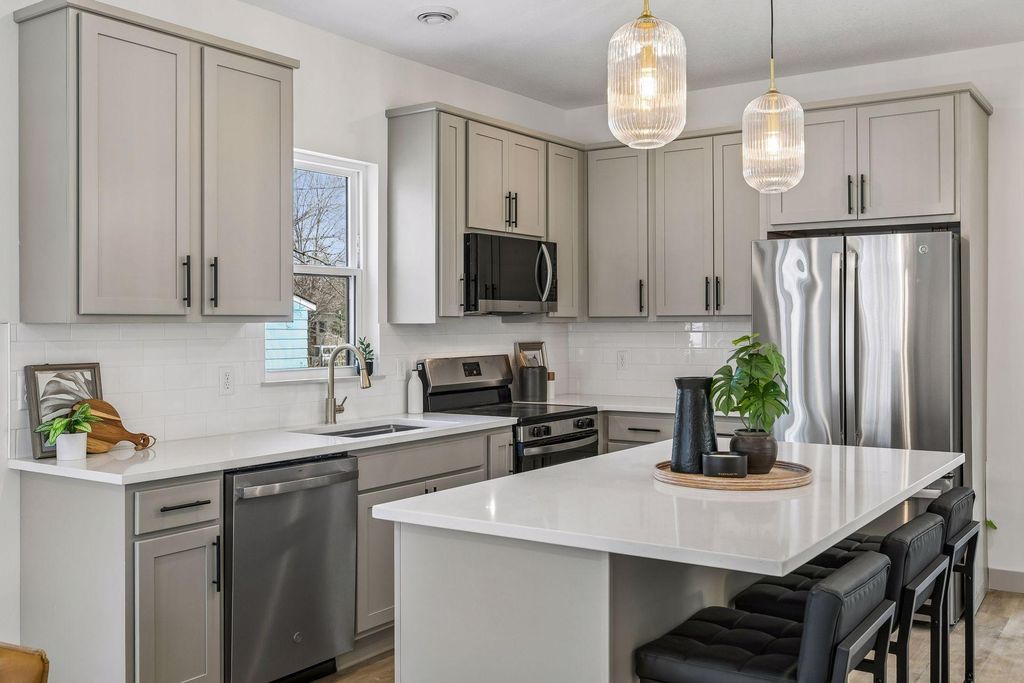 2414 Como Avenue SE, Minneapolis, MN 55414