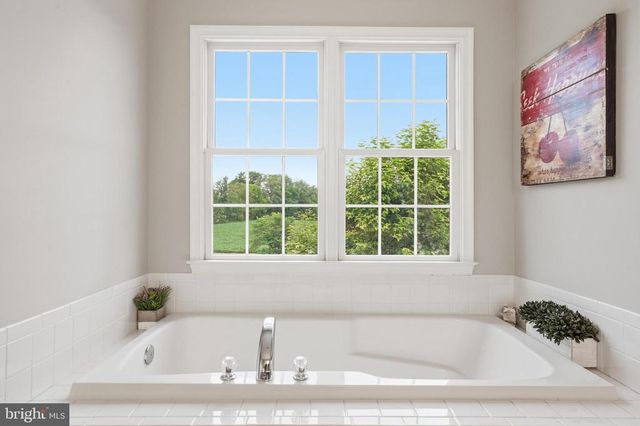 10143 HEDRICK FARM LN, Midland, VA 22728