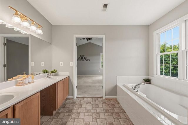 10143 HEDRICK FARM LN, Midland, VA 22728