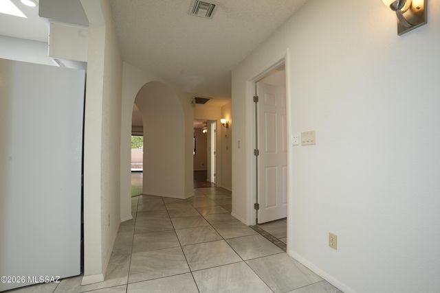 745 W Sunlight Lane, Tucson, AZ 85704
