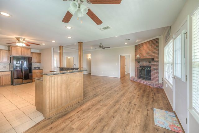 320 Lakefront Drive, Onalaska, TX 77360