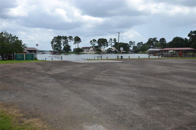 320 Lakefront Drive, Onalaska, TX 77360