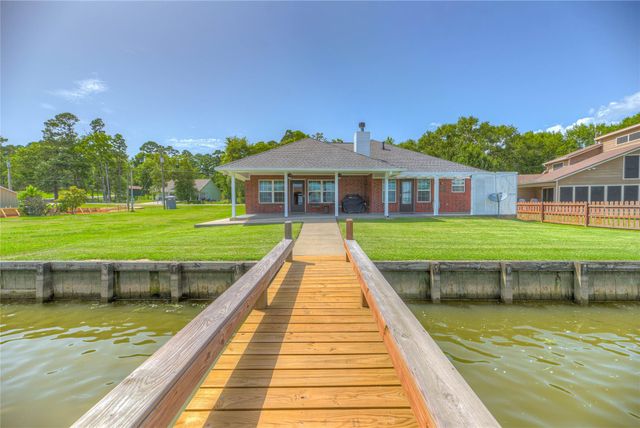 320 Lakefront Drive, Onalaska, TX 77360
