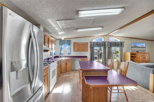 807 Fernwood Drive, Lockport Town, NY 14094