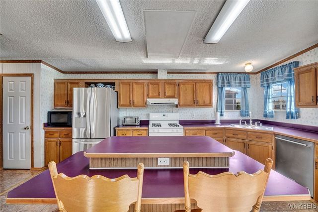 807 Fernwood Drive, Lockport Town, NY 14094