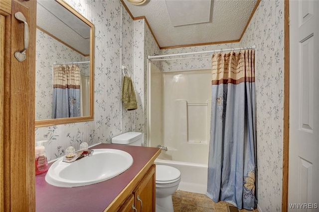 807 Fernwood Drive, Lockport Town, NY 14094