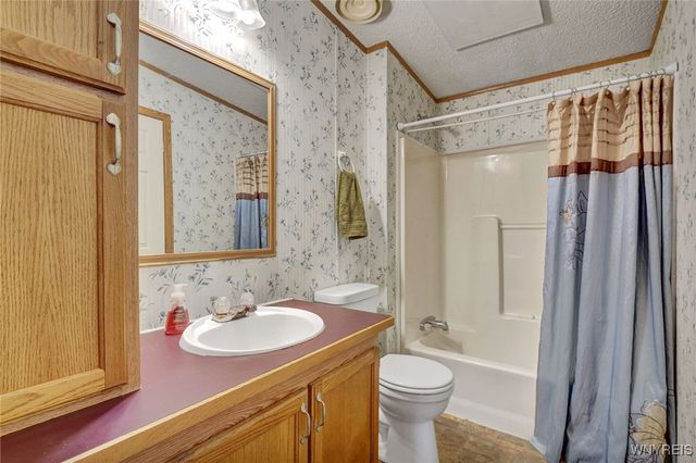 807 Fernwood Drive, Lockport Town, NY 14094