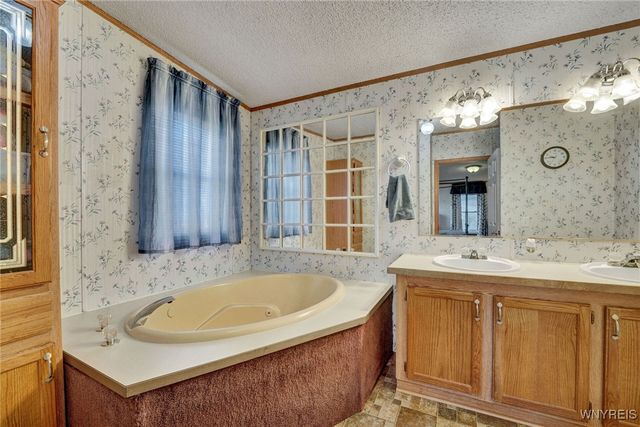 807 Fernwood Drive, Lockport Town, NY 14094