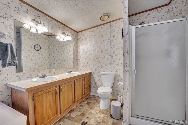 807 Fernwood Drive, Lockport Town, NY 14094