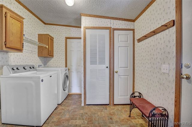 807 Fernwood Drive, Lockport Town, NY 14094