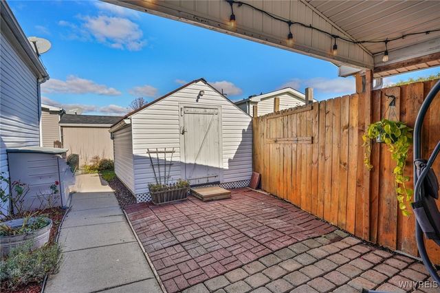 807 Fernwood Drive, Lockport Town, NY 14094