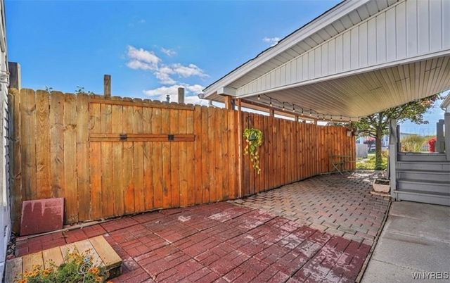 807 Fernwood Drive, Lockport Town, NY 14094