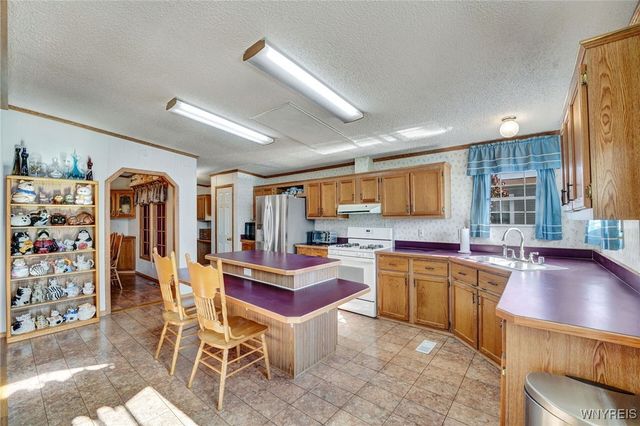 807 Fernwood Drive, Lockport Town, NY 14094