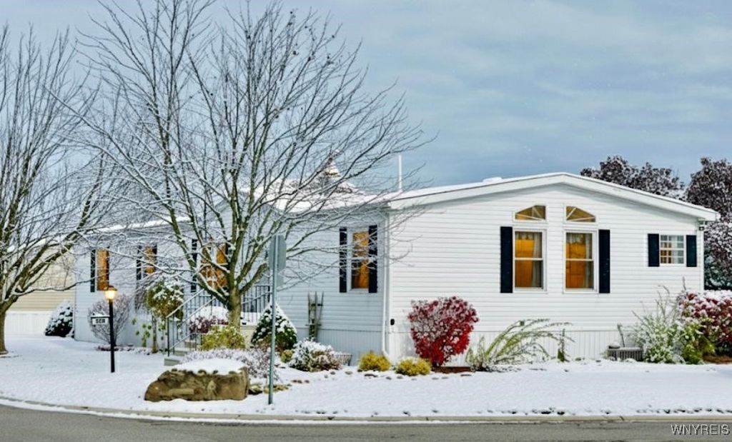 807 Fernwood Drive, Lockport Town, NY 14094