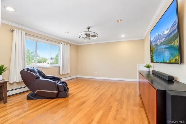 100 Pioxi Street, Copiague, NY 11726