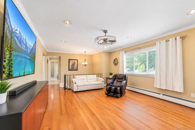 100 Pioxi Street, Copiague, NY 11726