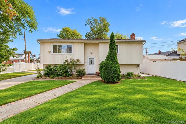 100 Pioxi Street, Copiague, NY 11726