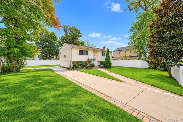 100 Pioxi Street, Copiague, NY 11726