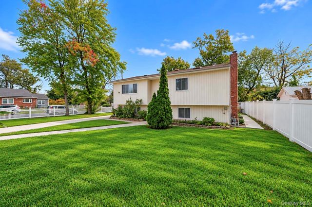 100 Pioxi Street, Copiague, NY 11726