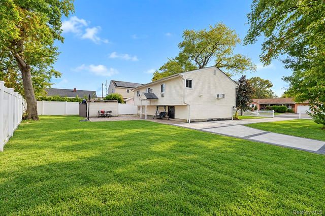 100 Pioxi Street, Copiague, NY 11726