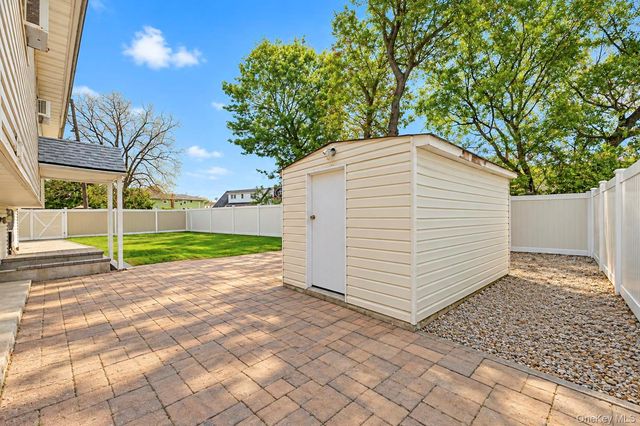 100 Pioxi Street, Copiague, NY 11726