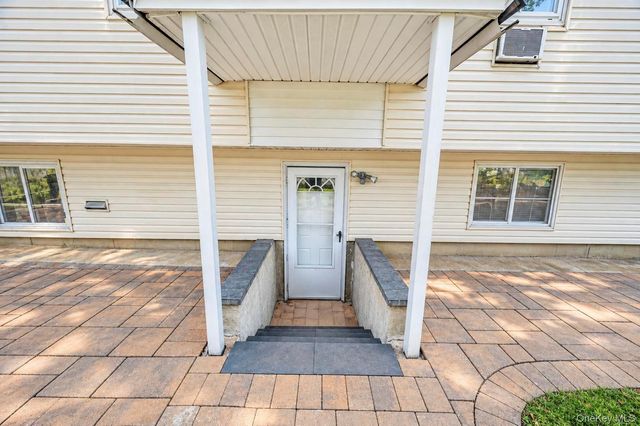 100 Pioxi Street, Copiague, NY 11726