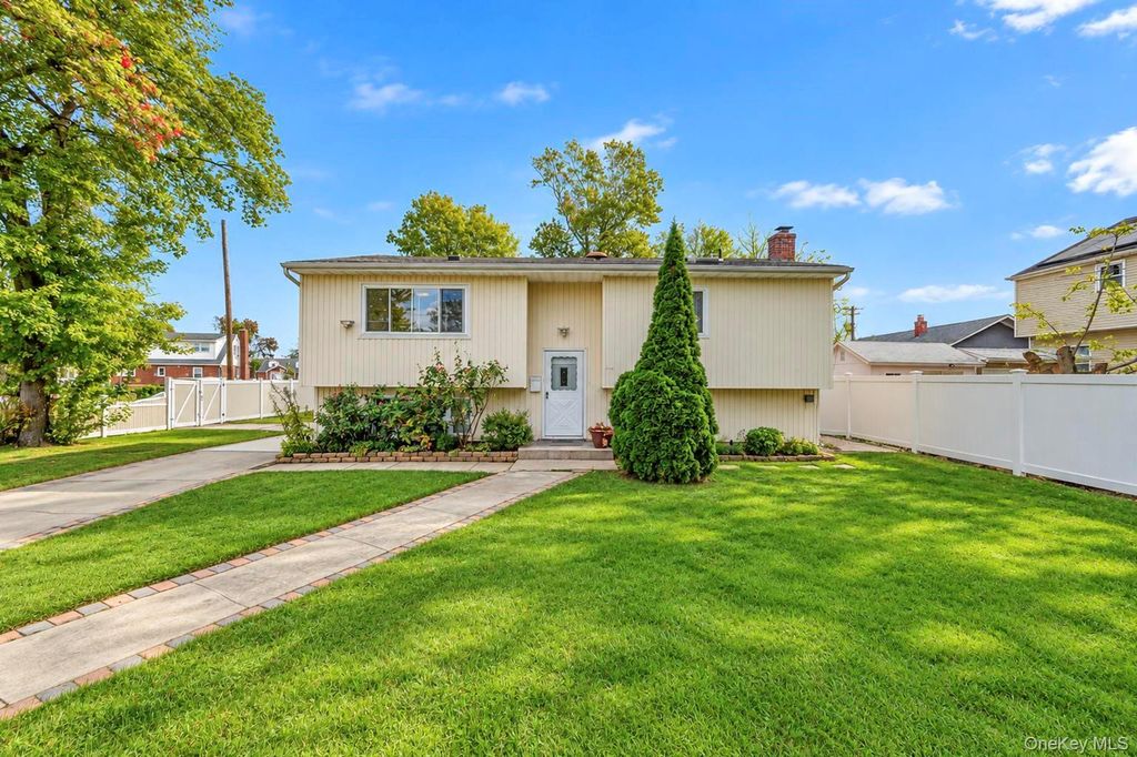 100 Pioxi Street, Copiague, NY 11726