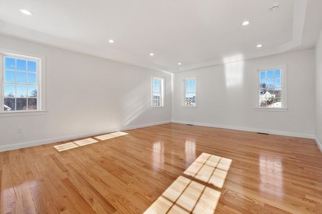 2 Clover Glen Cir, Shrewsbury, MA 01545