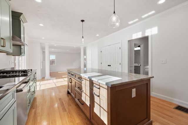 2 Clover Glen Cir, Shrewsbury, MA 01545