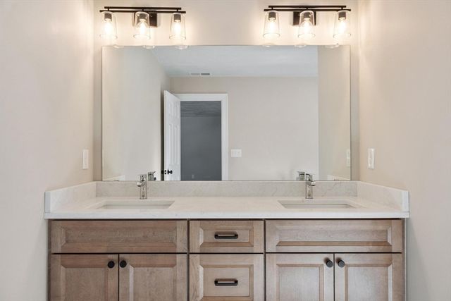 2 Clover Glen Cir, Shrewsbury, MA 01545