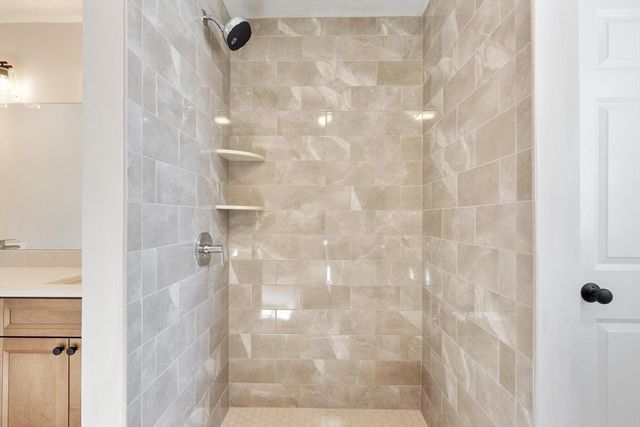 2 Clover Glen Cir, Shrewsbury, MA 01545