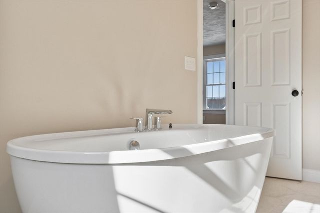 2 Clover Glen Cir, Shrewsbury, MA 01545