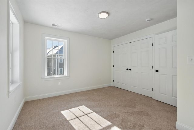 2 Clover Glen Cir, Shrewsbury, MA 01545