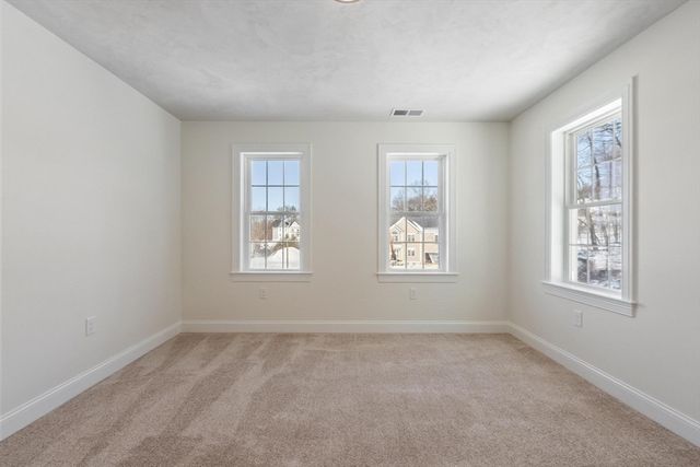 2 Clover Glen Cir, Shrewsbury, MA 01545