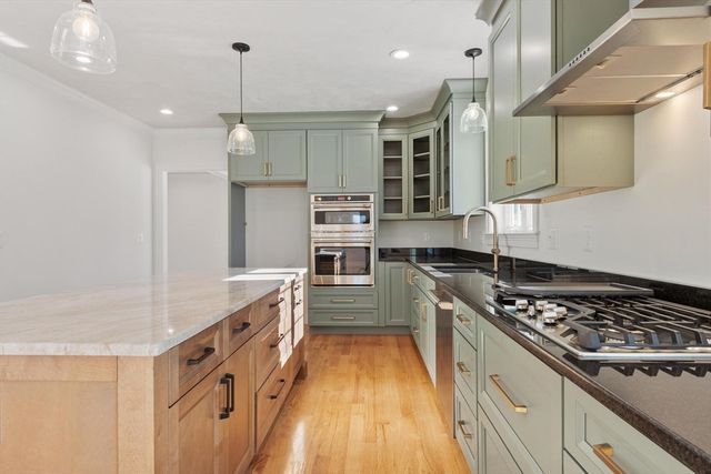 2 Clover Glen Cir, Shrewsbury, MA 01545