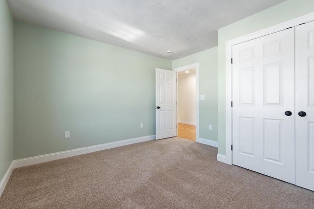 2 Clover Glen Cir, Shrewsbury, MA 01545