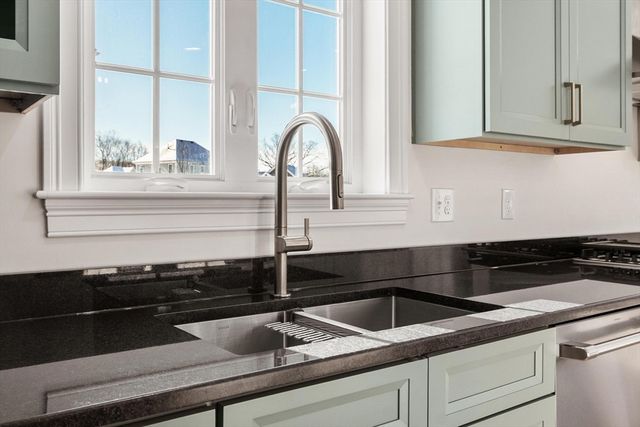 2 Clover Glen Cir, Shrewsbury, MA 01545