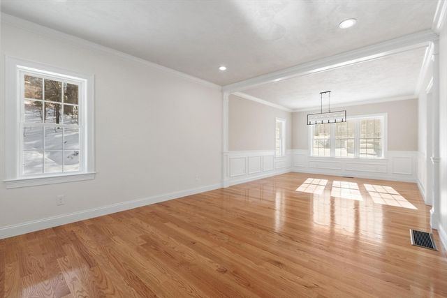 2 Clover Glen Cir, Shrewsbury, MA 01545