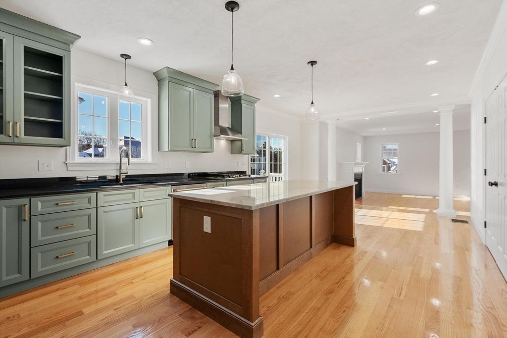 2 Clover Glen Cir, Shrewsbury, MA 01545