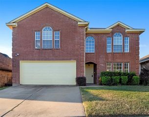 813 Silverbrook Drive, Saginaw, TX 76179