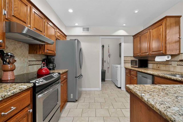 3035 NE Stratford Cir, Lawton, OK 73507