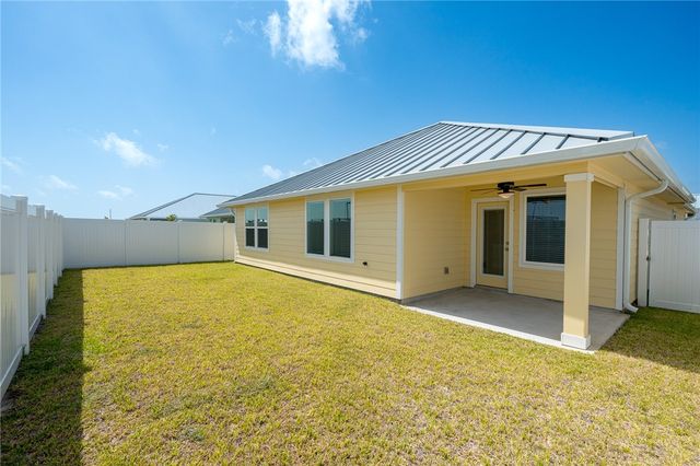 1018 St Croix Dr, Rockport, TX 78382