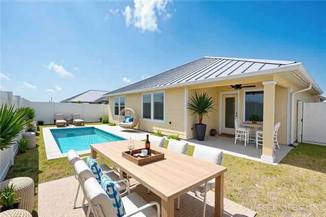 1018 St Croix Dr, Rockport, TX 78382