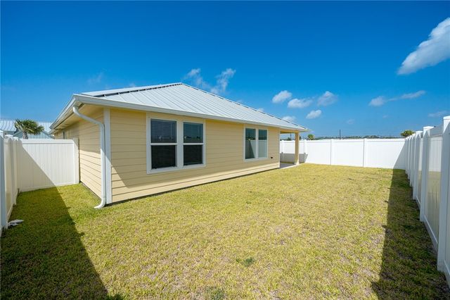 1018 St Croix Dr, Rockport, TX 78382