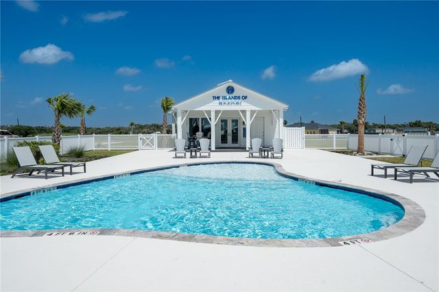 1018 St Croix Dr, Rockport, TX 78382