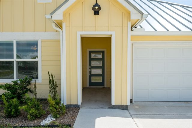 1018 St Croix Dr, Rockport, TX 78382