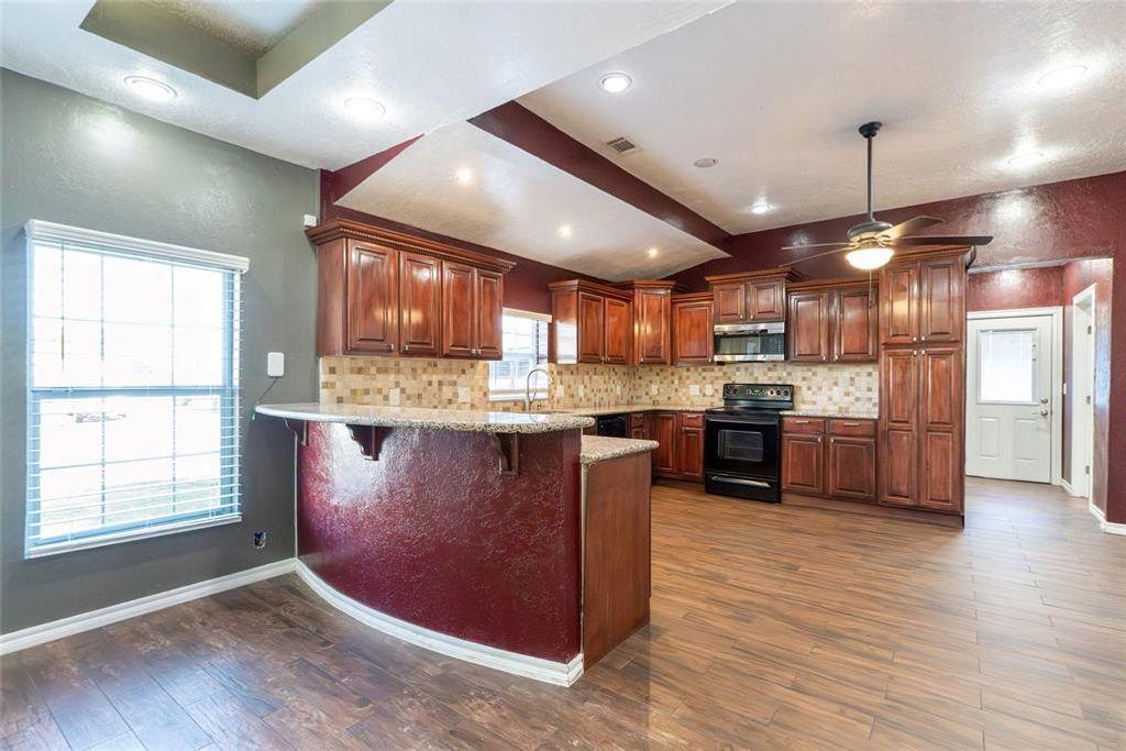 323 N 8th Street, Clinton, OK 73601