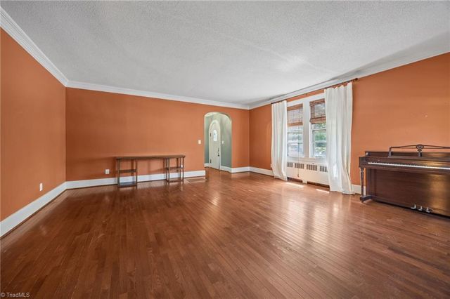 224 W Colonial Drive, Thomasville, NC 27360