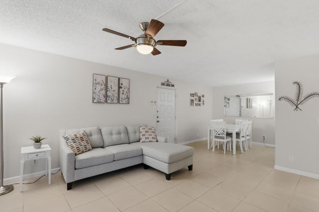 627 Sea Pine Way D1, Greenacres, FL 33415
